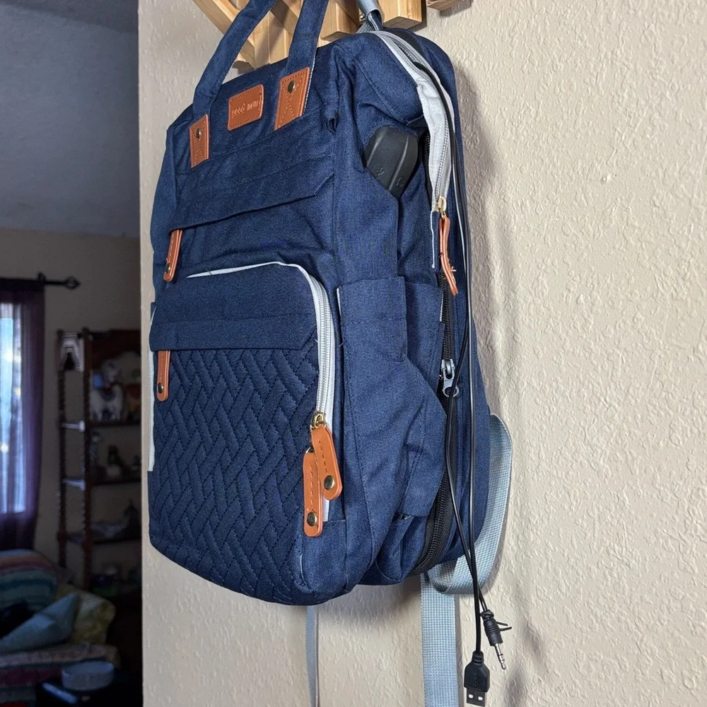 NWOT GOOD MUM Multifunctional Diaper Bag. The bag has a quilted front p